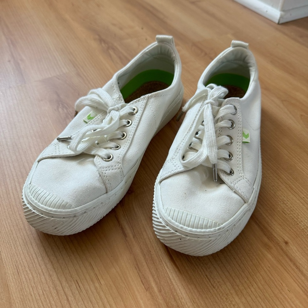 CARIUMA WHITE CANVAS SNEAKERS